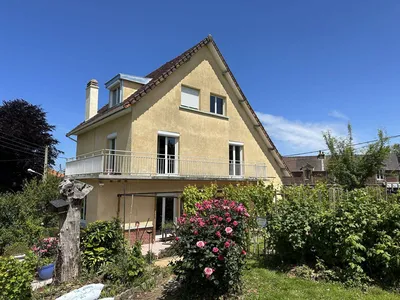 À vendre : Découvrez cette maison de caractère des années 50, posée sur un terrain de 1030m², une véritable invitation à l'histoire et au confort.