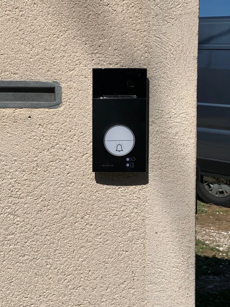 Installation visiophone connecté Legrand BTicino EOS 300 sur Roquevaire