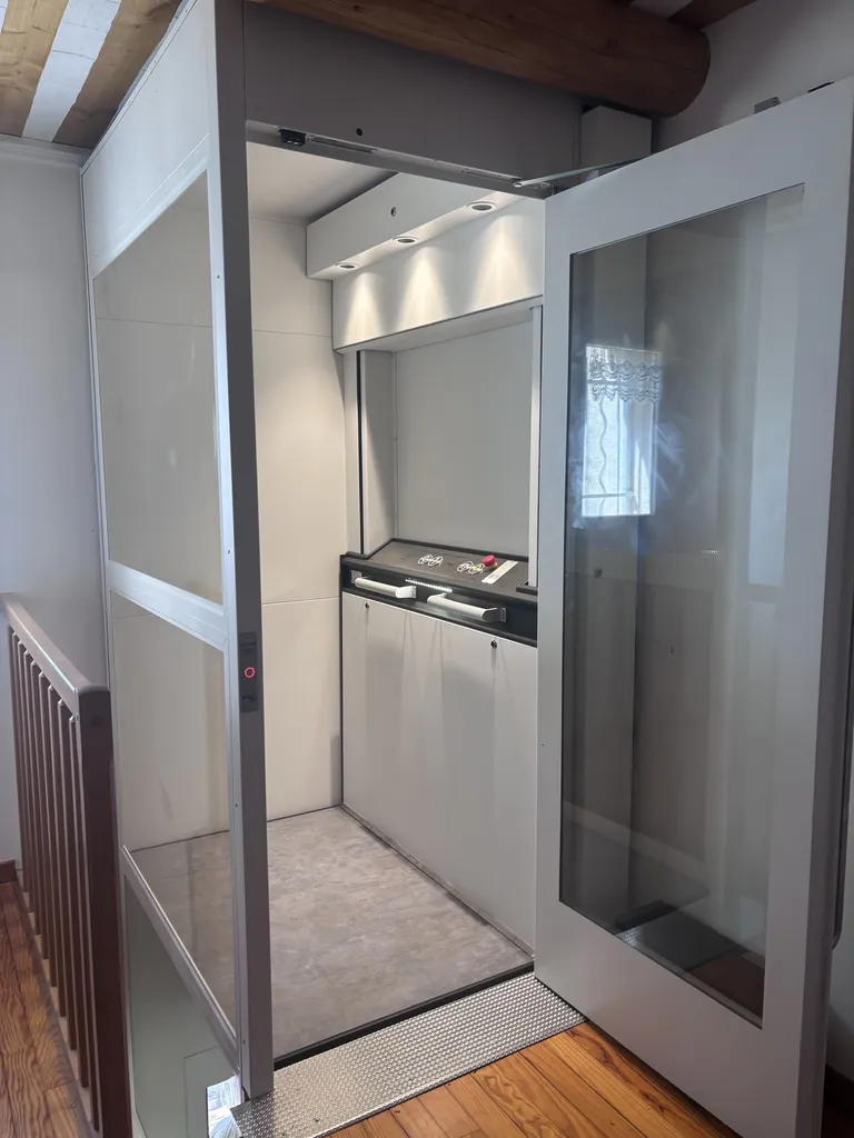 passage libre optimisé avec cet ascenseur de maison NAMILIFT PL501 dans cet maison en Avignon