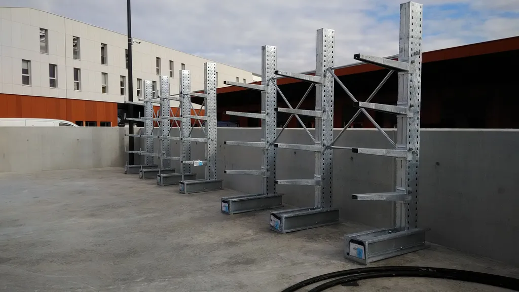 Installer un rayonnage cantilever galvanisé à chaud pour charges longues en extérieur à Toulouse et en Île-de-France