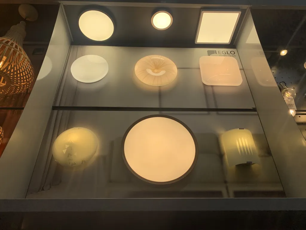 Vente de luminaires en magasin de bricolage et de décoration