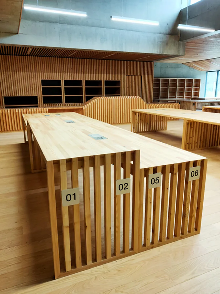 Signalétique intérieure et numéros gravés sur mesure pour bureaux, tables de travail et portes aux Archives départementales de l’Isère à Grenoble