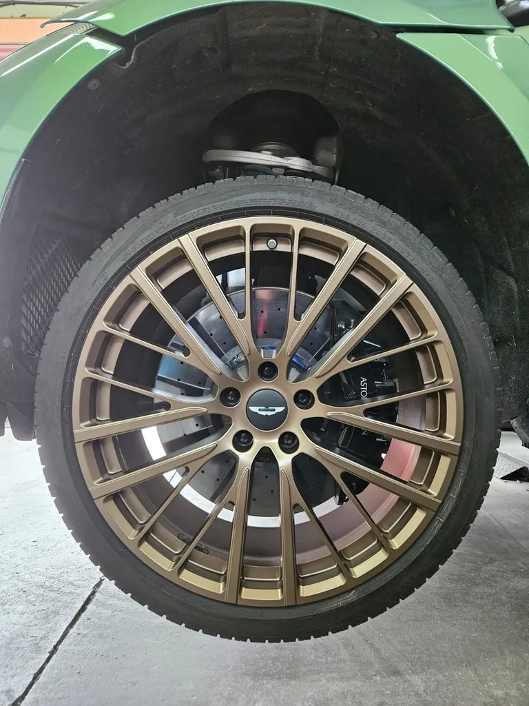 Rénovation de quatre jantes pour une Aston Martin DBX de Lyon