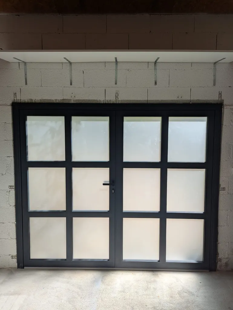 Fabrication d'une porte de garage en aluminium RAL 7016 texturé pour créer un atelier un atelier dans un garage à Aigues Vives proche de Lunel