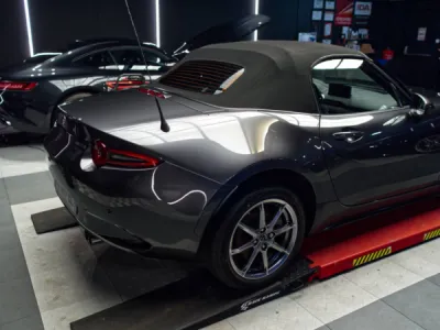 Finition haut de gamme sur roadster Mazda grâce au film PPF posé dans le Morbihan.
