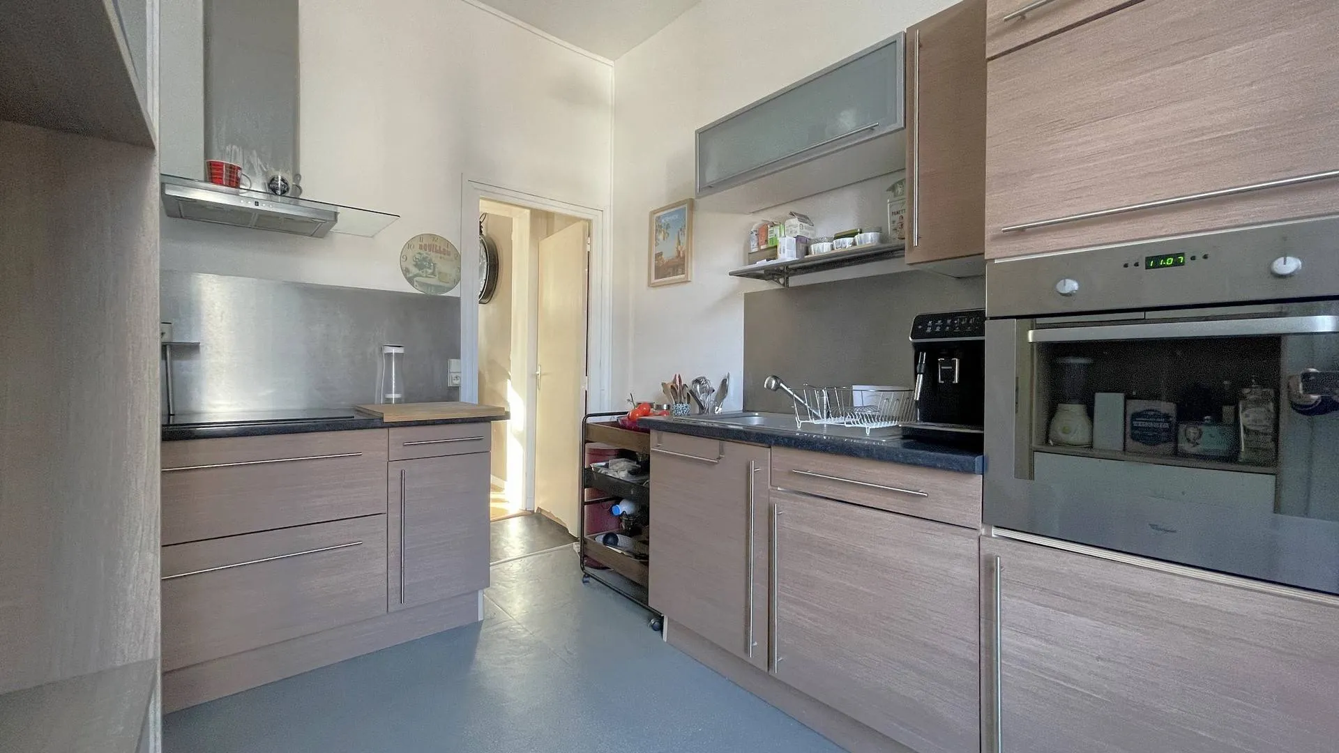 Emplacement idéal à Dieppe : À proximité immédiate du cœur de ville et à seulement 5 minutes à pied de la plage.