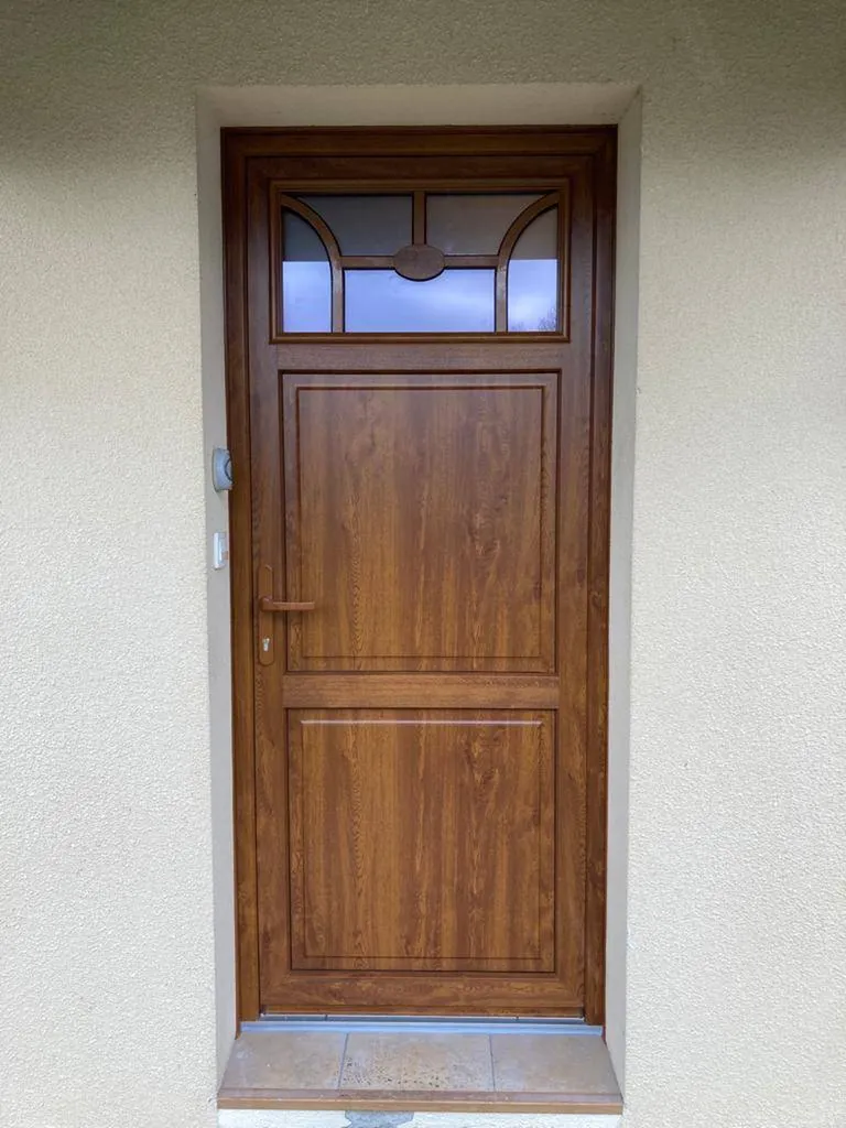 Pose d'une porte d'entrée PVC couleur chêne doré sur LE BARP proche Bassin d'Arcachon