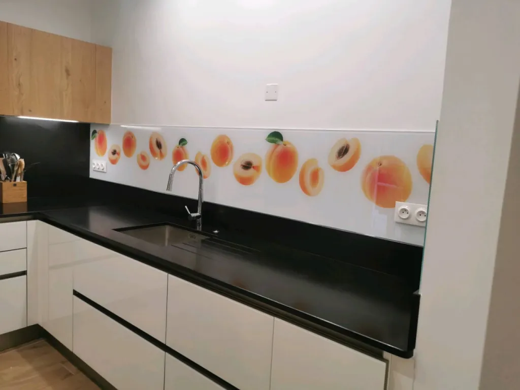Crédence cuisine décorative réalisé avec photos numériques intégrées pour un client à AIx en Provence