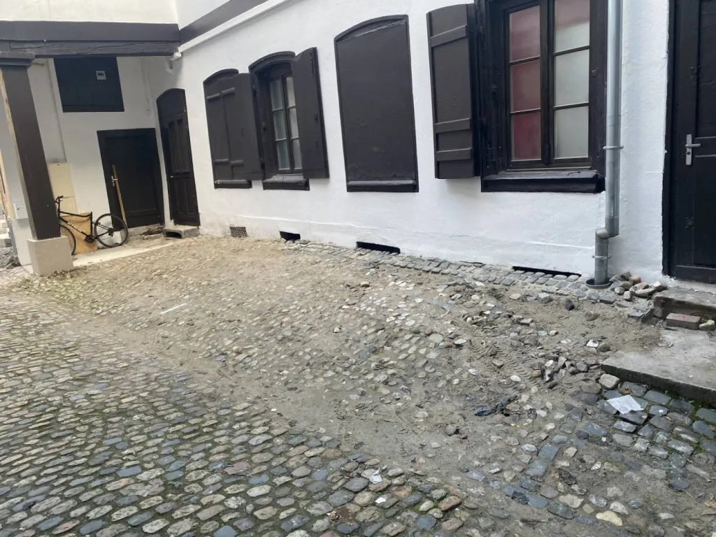 Affaissement de pavé d'une cour extérieur collective à Strasbourg, près d'Illkirch 