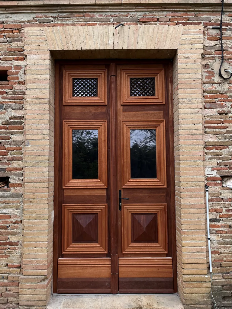 Porte d'entrée sur mesure : fabrication artisanale bois et aluminium par un menuisier intervenant en Occitanie
