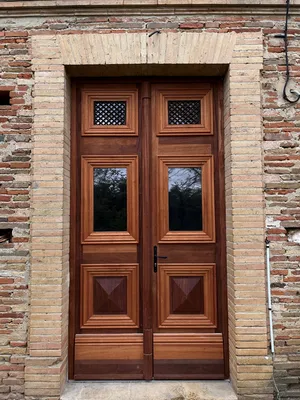 Porte d'entrée sur mesure : fabrication artisanale bois et aluminium par un menuisier intervenant en Occitanie