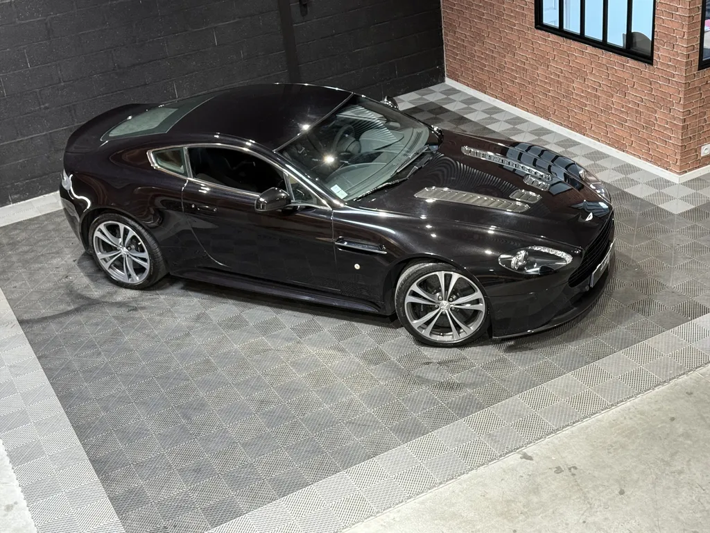 Aston Martin V12 vintage boite meca en vente avec Asphalte diffusion