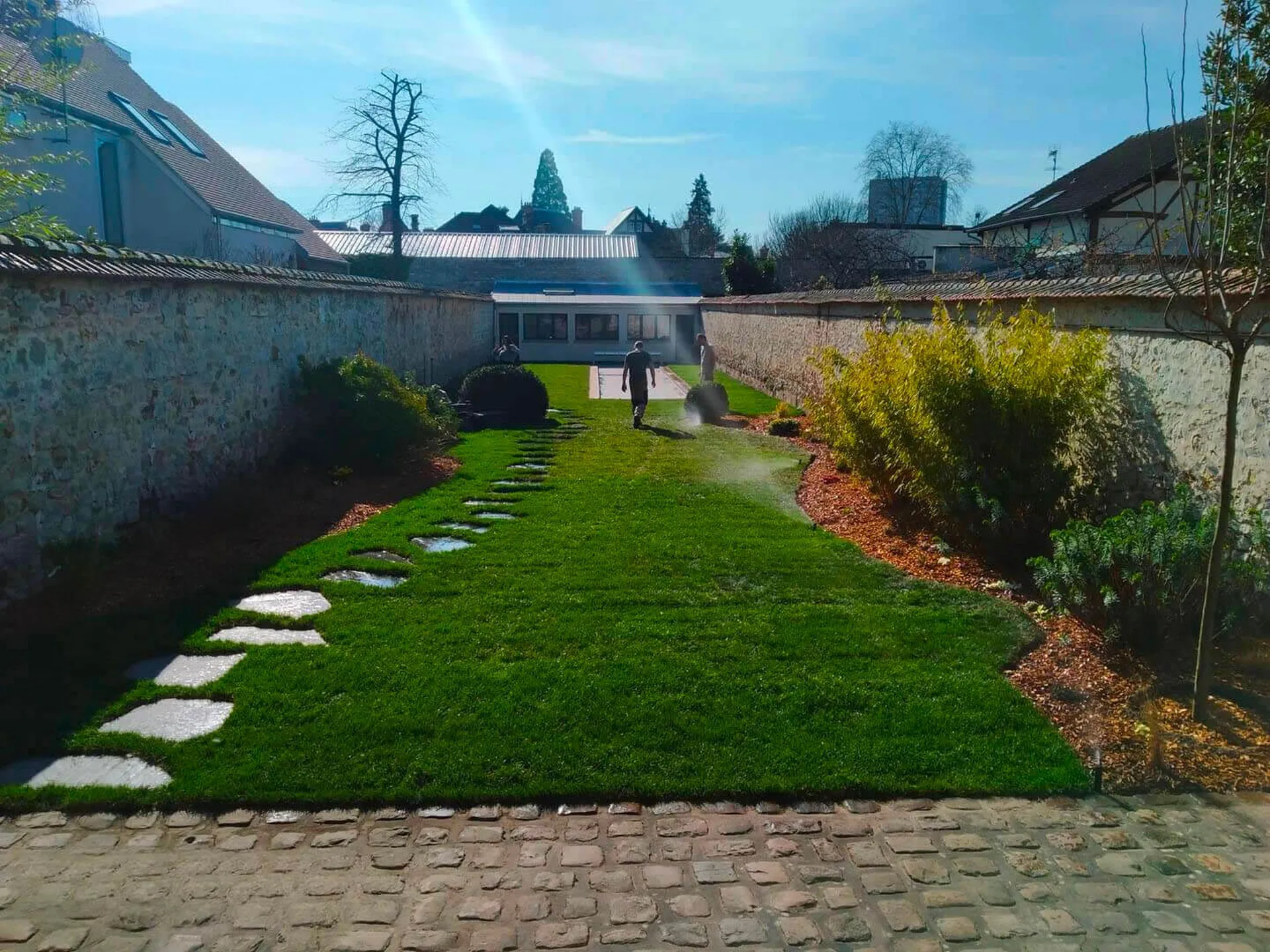 Aménagement paysager complet à Fontainebleau : gazon en plaques, arrosage automatique et massifs