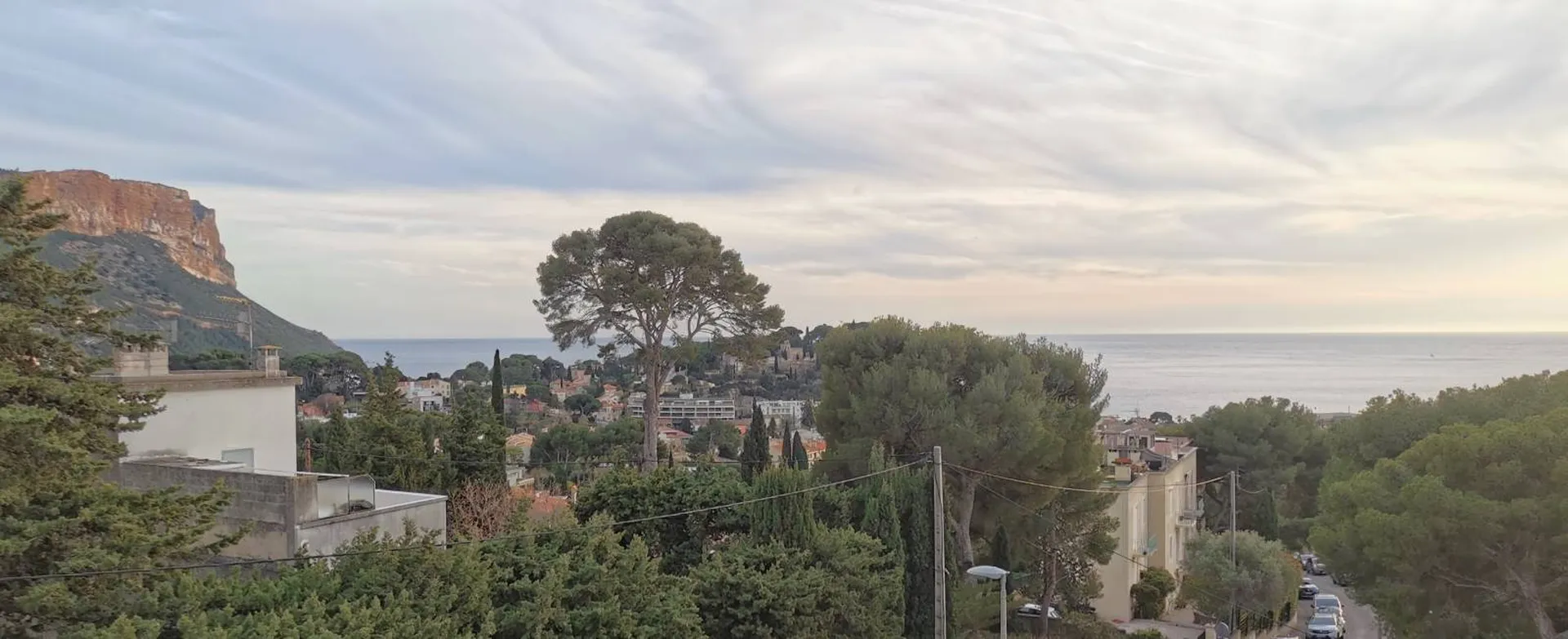Vente appartement T2 Cassis accès au centre à pied en dernier étage avec terrasse dans une résidence fermée