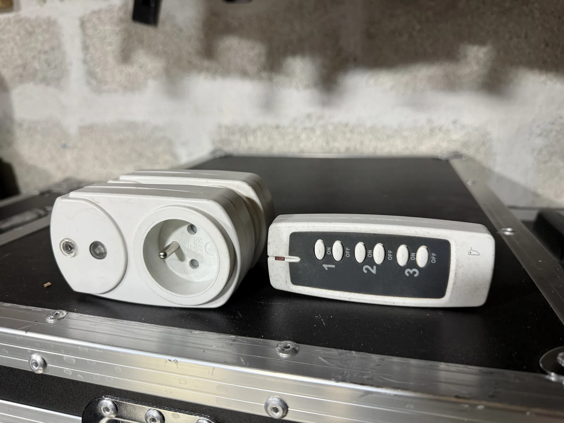 2 PRISES TELECOMMANDEES