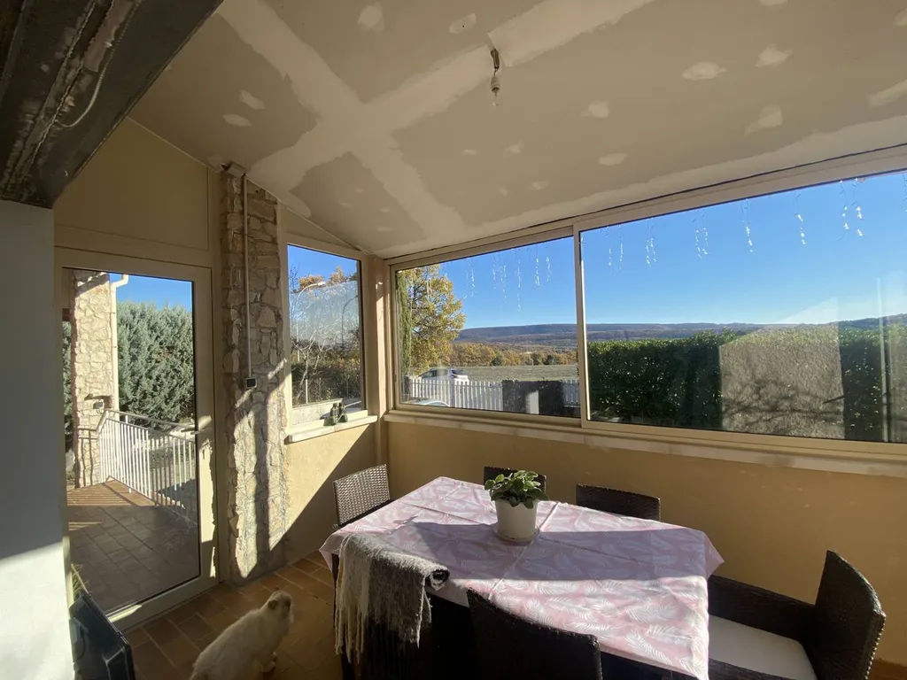 Installation d'une fermeture de terrasse en aluminium à Montsalier