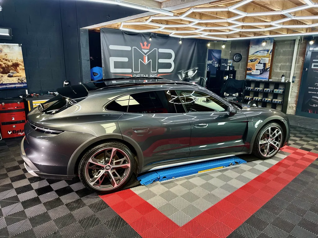 Spécialiste rénovation carrosserie Porsche lyon traitement céramique et film de protection PPF Porsche Taycan