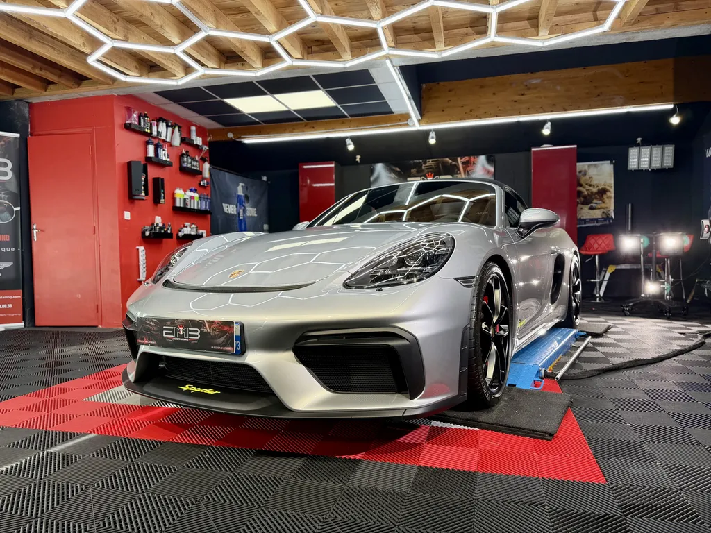 Traitement céramique GYEON Infinite Type 2 et polissage complet sur Porsche Boxster Spyder près de Lyon par EMB DETAILING