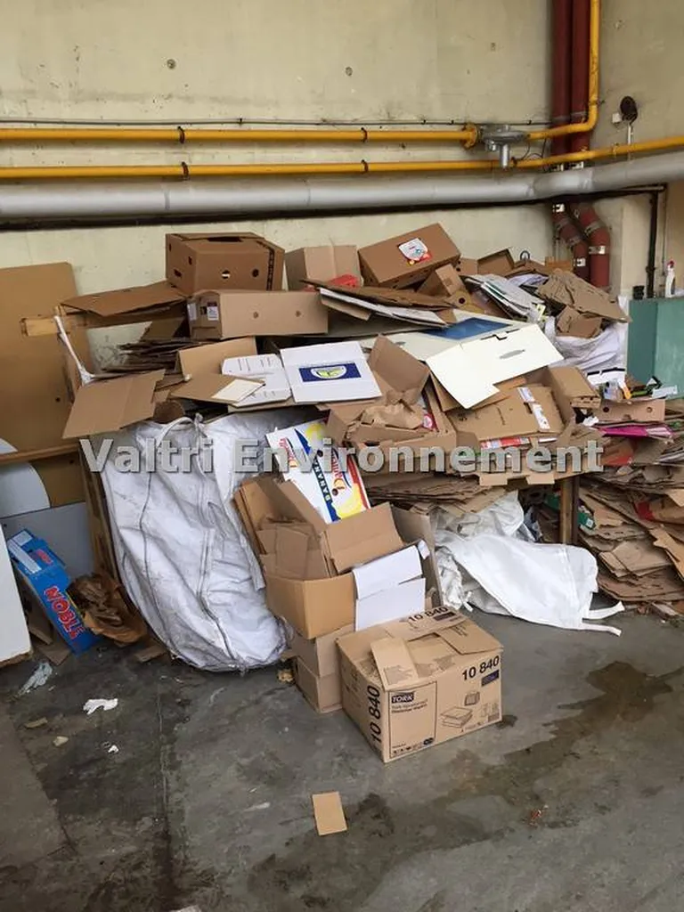 Coin de stockage du carton dans un lycée a Marseille