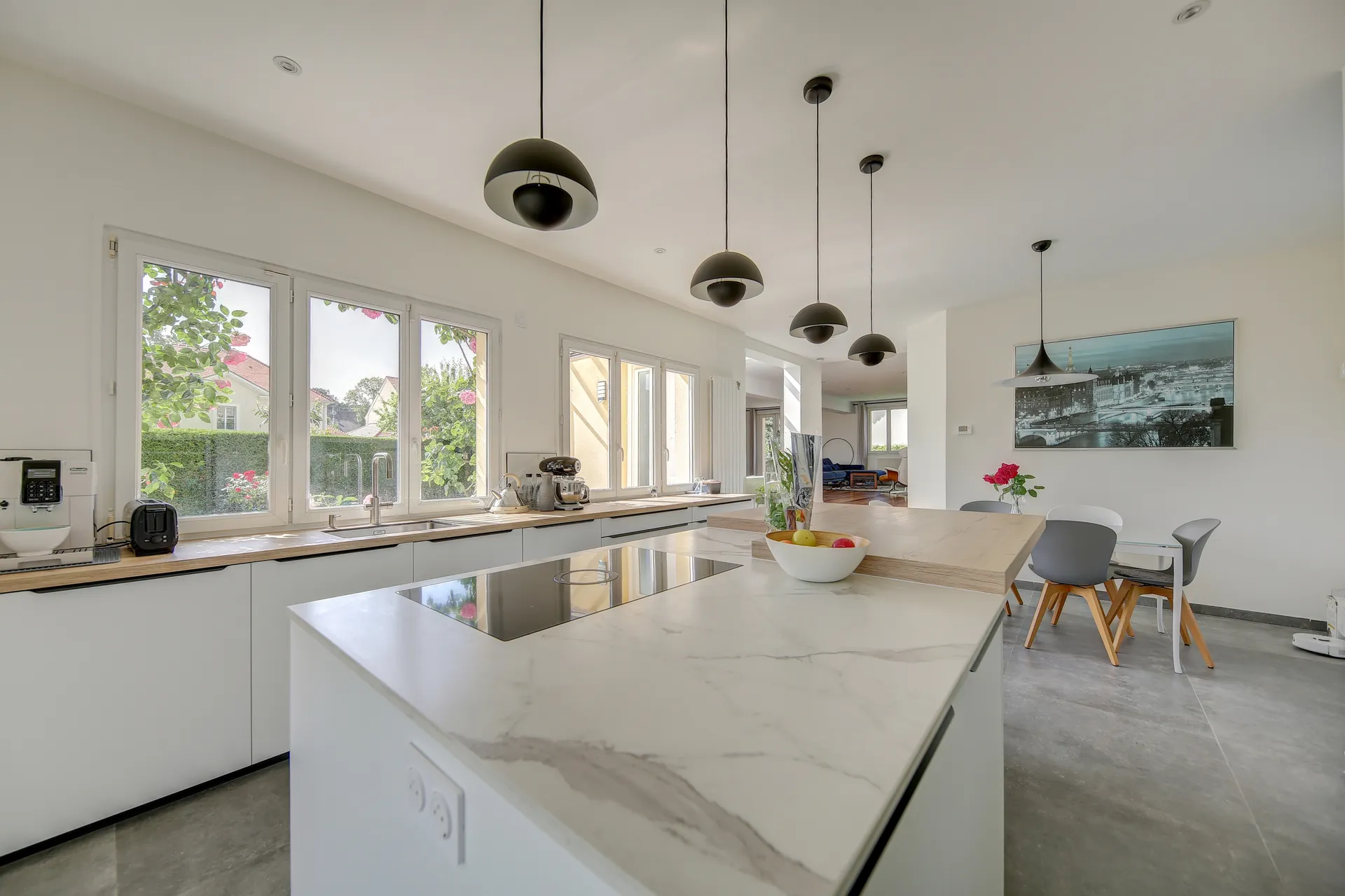 Exclusivité élégante maison meublée avec des prestations contemporaines entre le  lycée international de Saint-Germain-en -Laye et le centre-ville de Saint-Germain-en-Laye.