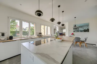 Exclusivité élégante maison meublée avec des prestations contemporaines entre le  lycée international de Saint-Germain-en -Laye et le centre-ville de Saint-Germain-en-Laye.