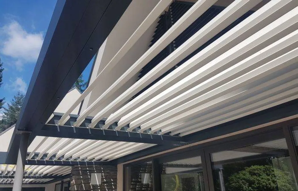 Pose d’une pergola à lames orientables pour la terrasse d’une villa à Martigues