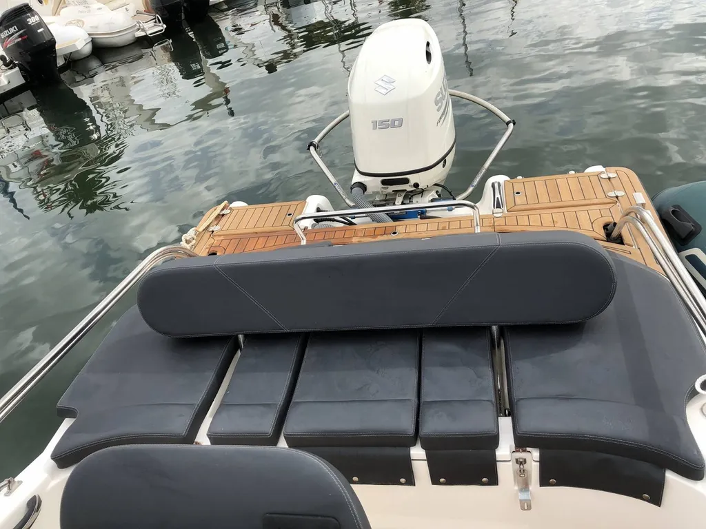 Bateau rigide 8 personnes en location à Bandol