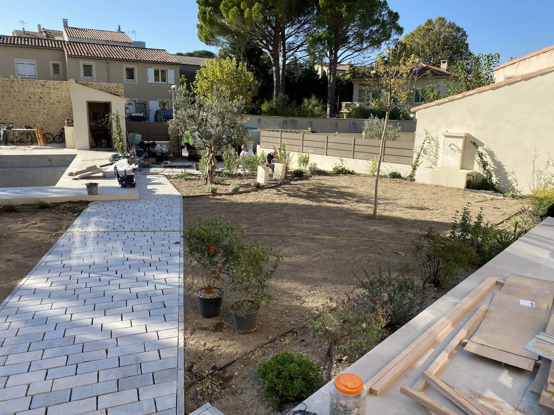 Pose de pelouse naturelle près de Saint-Rémy-de-Provence 13210, pour un jardin verdoyant et durable