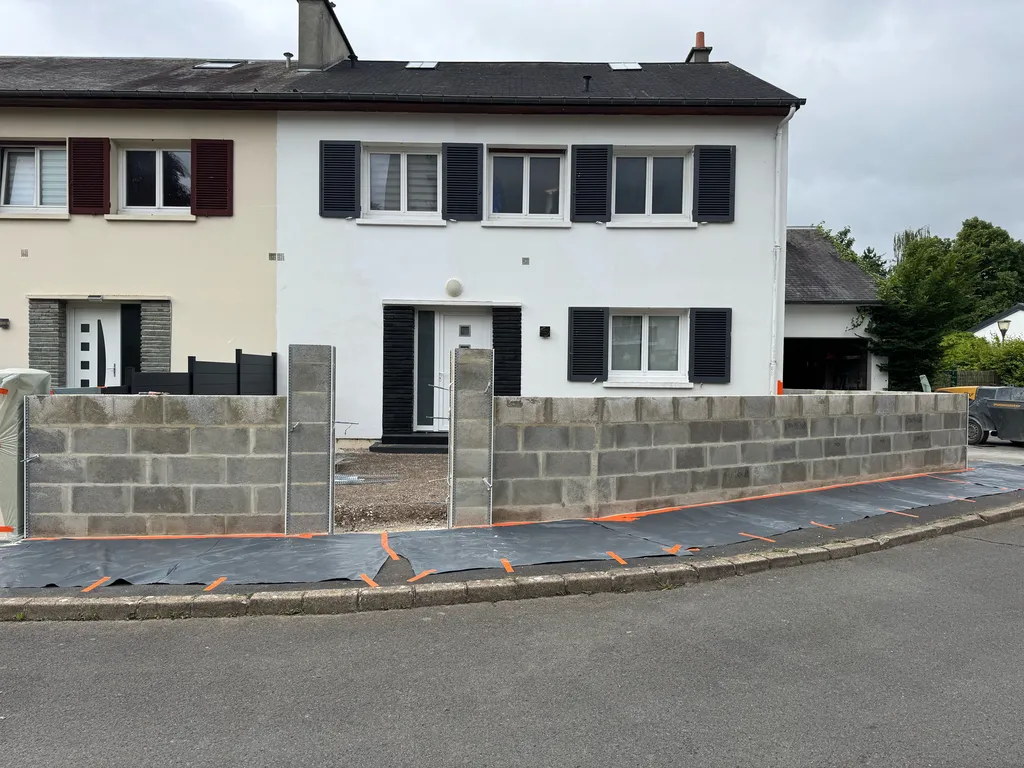 Ravalement d’un mur de jardin en finition grattée à Hérouville-Saint-Clair 14200 dans le calvados 