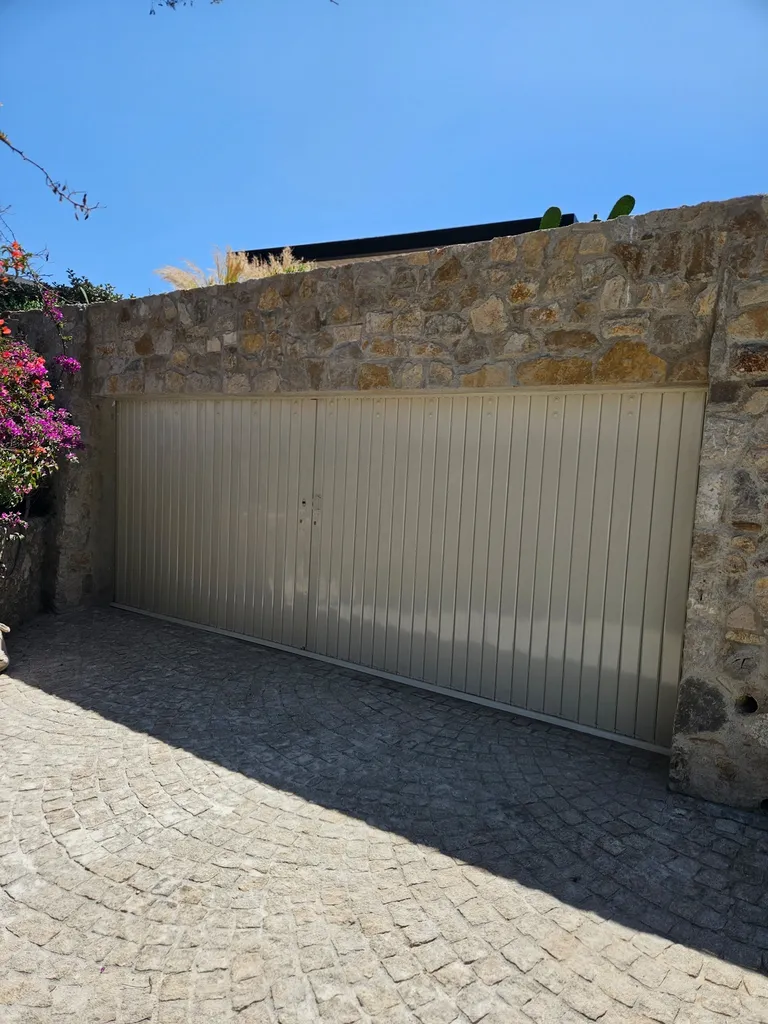 Installer une porte de garage coulissante latérale chez un particulier à Miramas proche de Saint-Martin-de-Crau