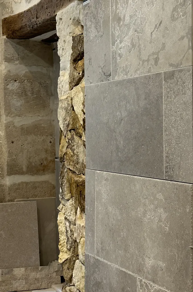 Parement mur en dalle collées, arêtes et chants droits en pierre de Dordogne Montagnac gris