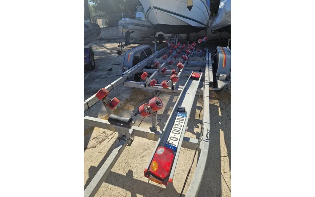 Remorque Mecanorem d’occasion robuste PTAC 2500 kg à vendre roulante avec treuil électrique chez Toni Marine La Londe-les-Maures