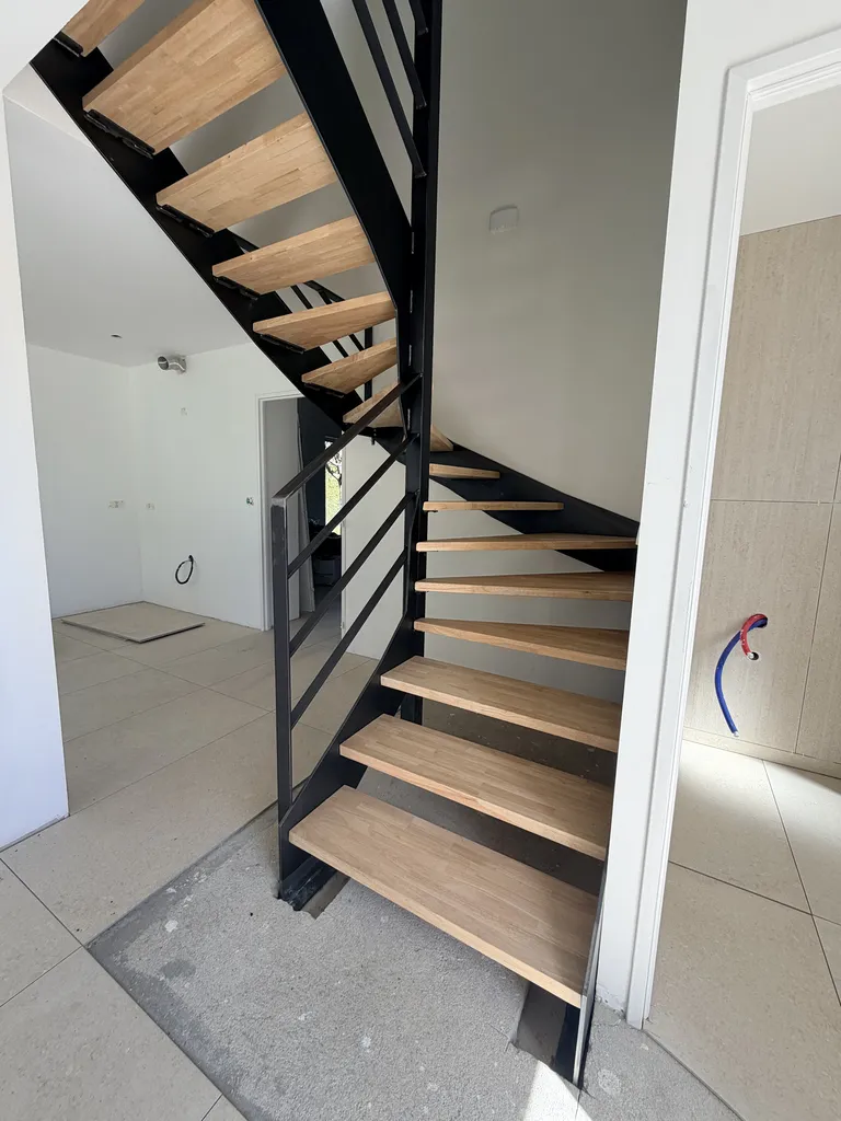 Escalier métallique double quart tournant sur mesure avec marches en hévéa lamellé-collé et garde-corps acier à Tournefeuille