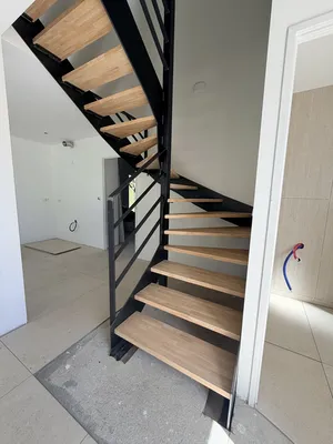Escalier métallique double quart tournant sur mesure avec marches en hévéa lamellé-collé et garde-corps acier à Tournefeuille