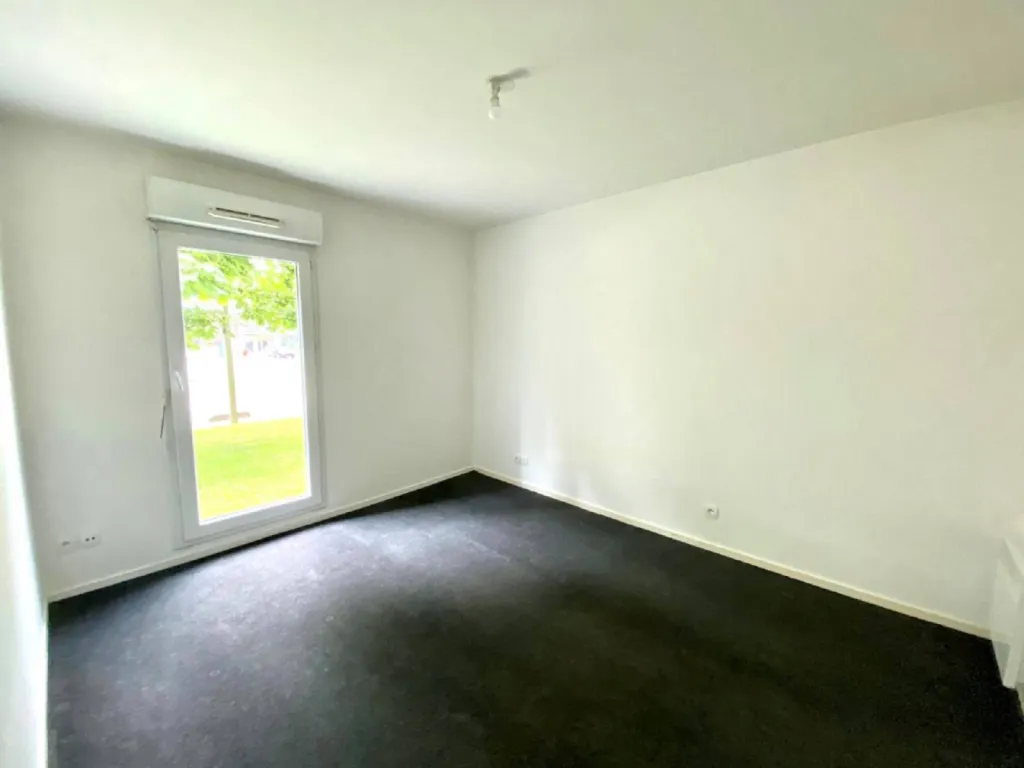 Grande chambre avec porte vitrée