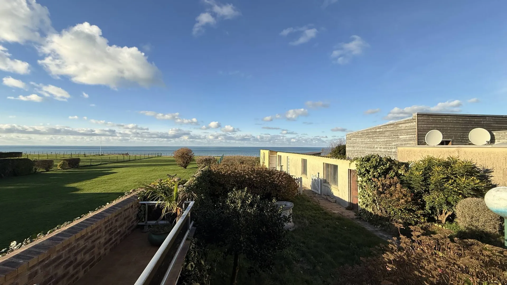 Un emplacement immobilier rare à vendre, à deux pas de la plage et proche du centre de Dieppe, parfait pour résidence principale, secondaire ou investissement. 