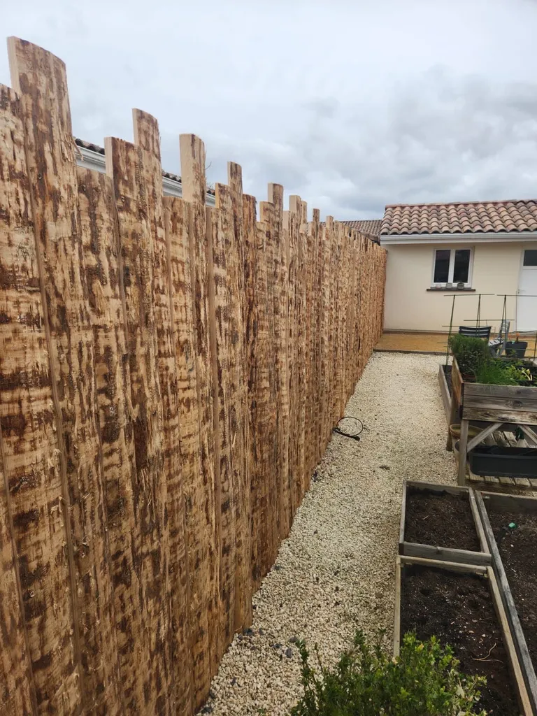 Clôture bois haut de gamme en croûte de pin à Sanguinet dans les Landes.