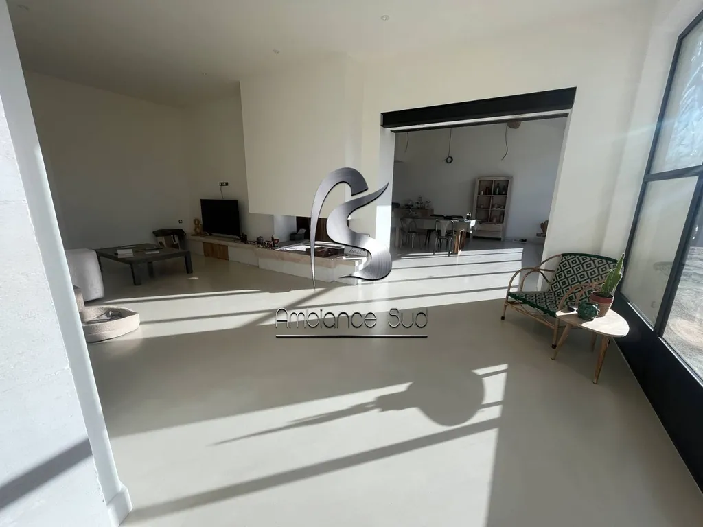 Rénovation du sol d’une vieille bâtisse en béton ciré coulé beige à Boulbon à côté d’Avignon