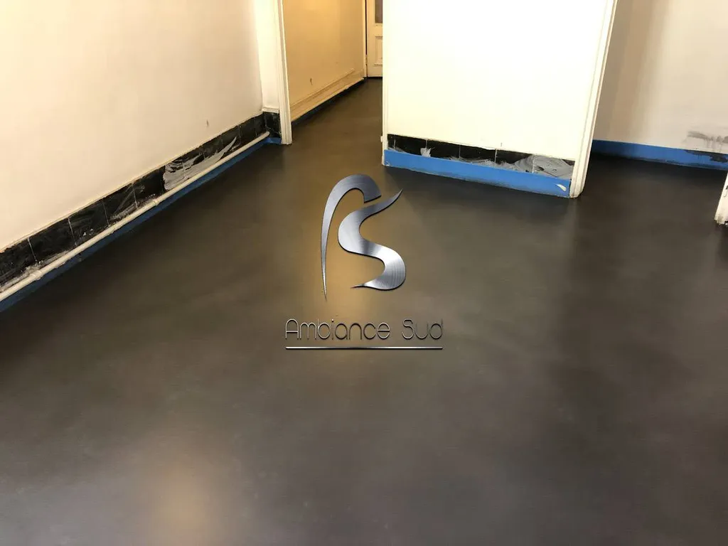 Réalisation d’un sol en béton ciré dans les bureaux d’une entreprise à Bormes les Mimosas près de Saint Tropez