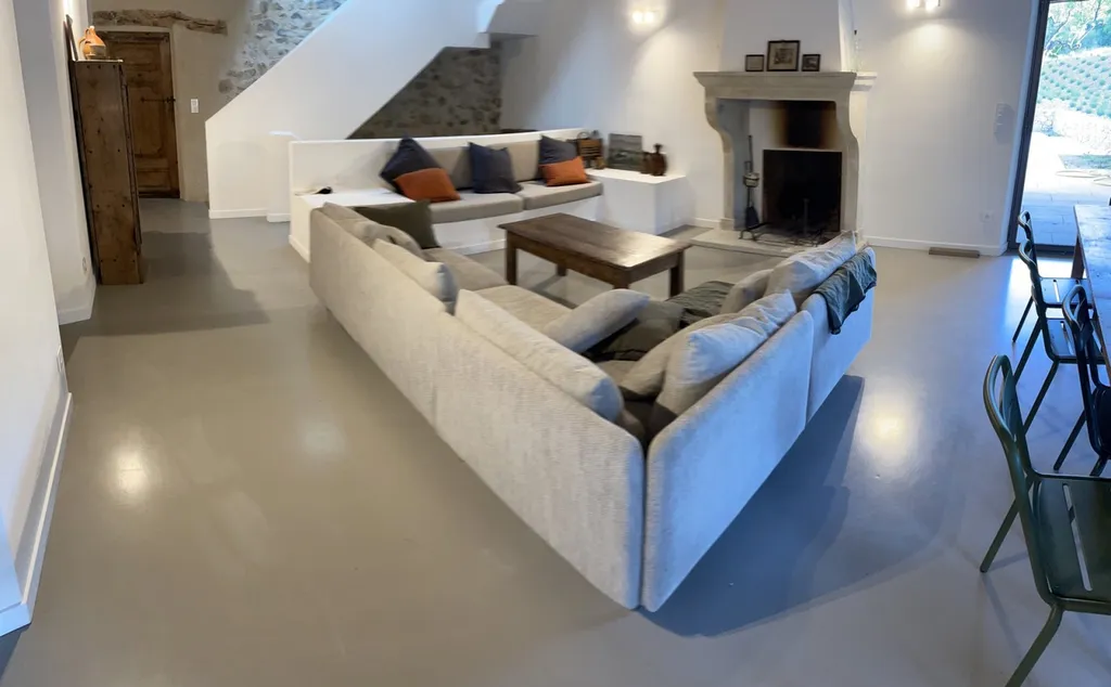 Pose d’une couche industriel effet béton ciré coulé à Arles 