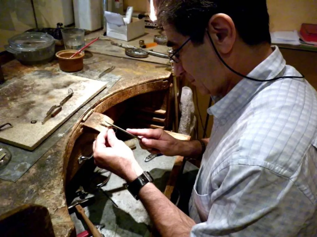 Réparations, fabrications, travail à façon, transformations, création de bijoux.