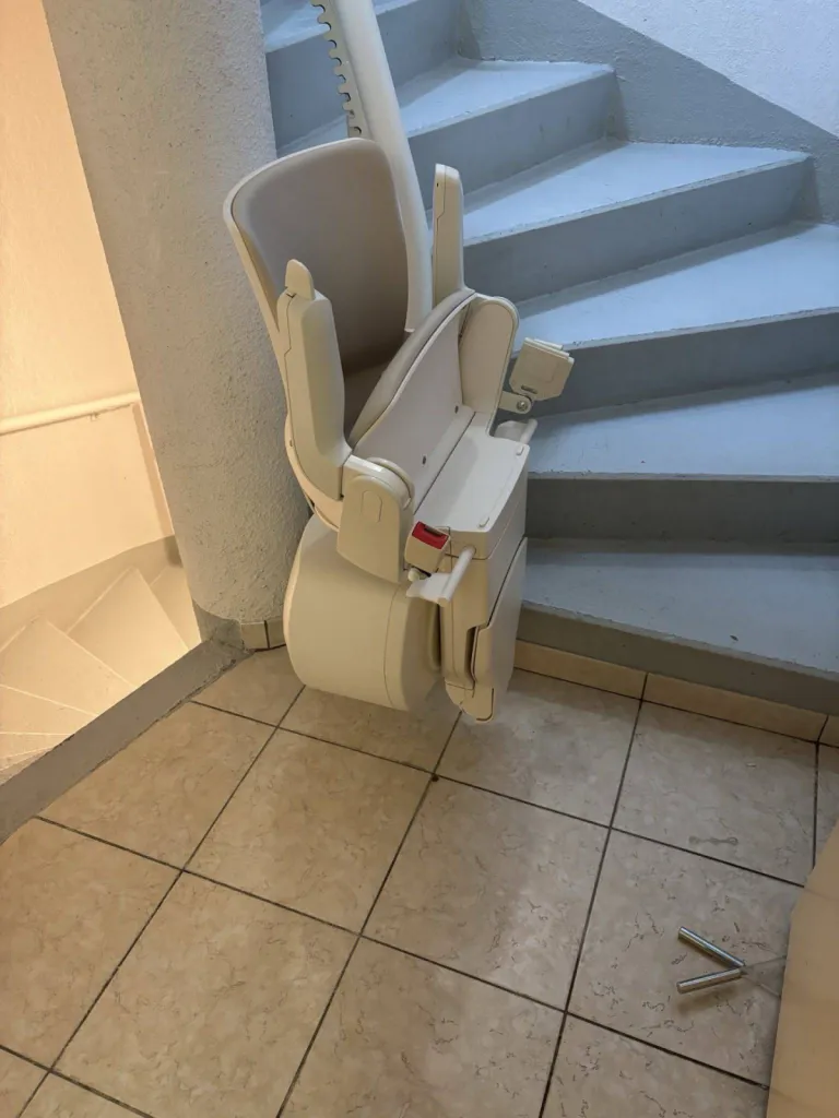 Départ 1er nez de marche pour ce fauteuil monte-escaliers OTOLIFT Smart dans une copropriété à Fréjus