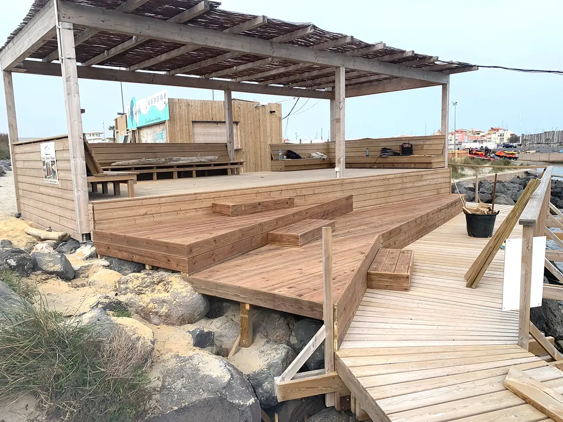 Création d’une guinguette-terrasse avec pergola et espace convivial sur mesure au Cap d’Agde