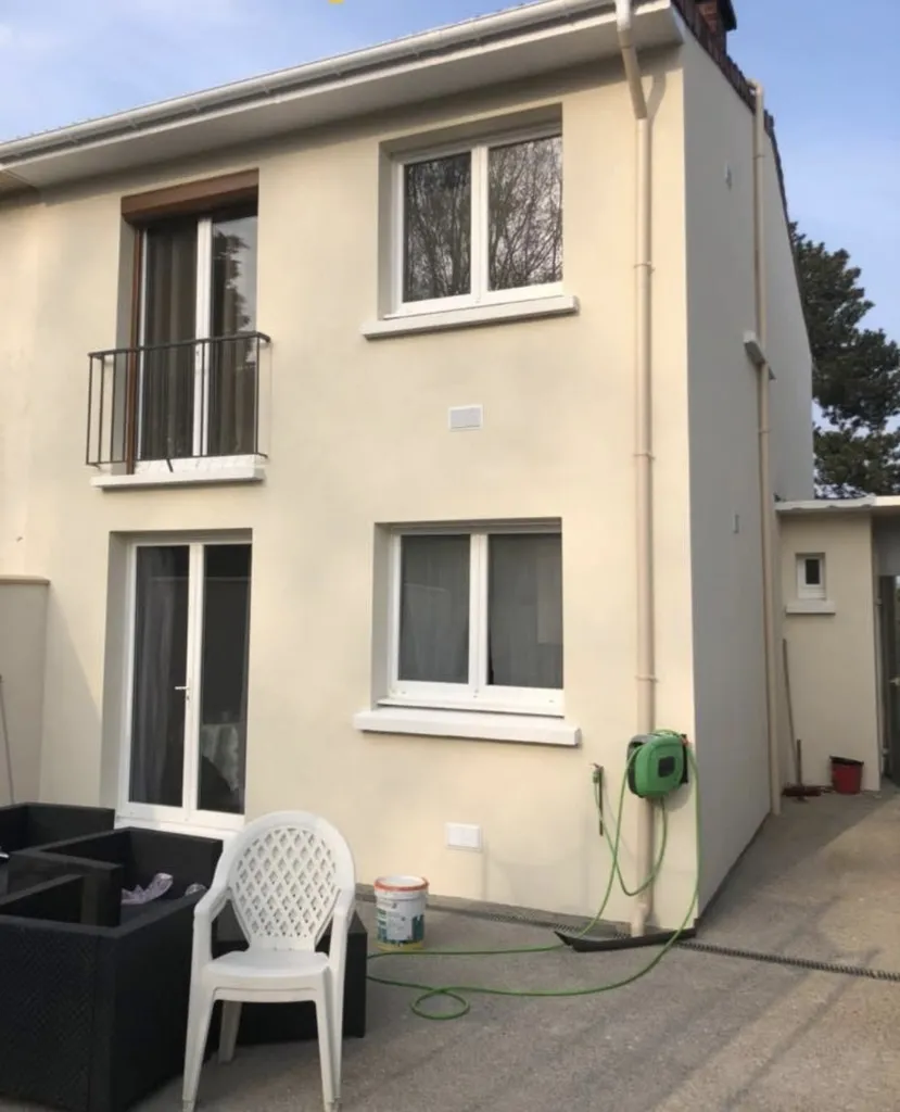 Réaliser un devis pour un ravalement de façade en enduit projeté à Gainneville