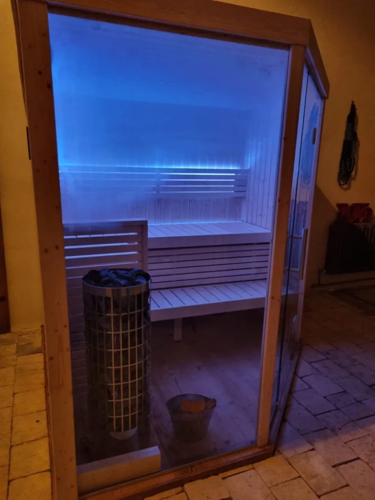 Pose et installation intérieur sauna traditionnel avec vitrage d’angle avec poêle Harvia, 6 personnes à Saint Laurent la Vernède proche Saint Quentin la Poterie et Moussac