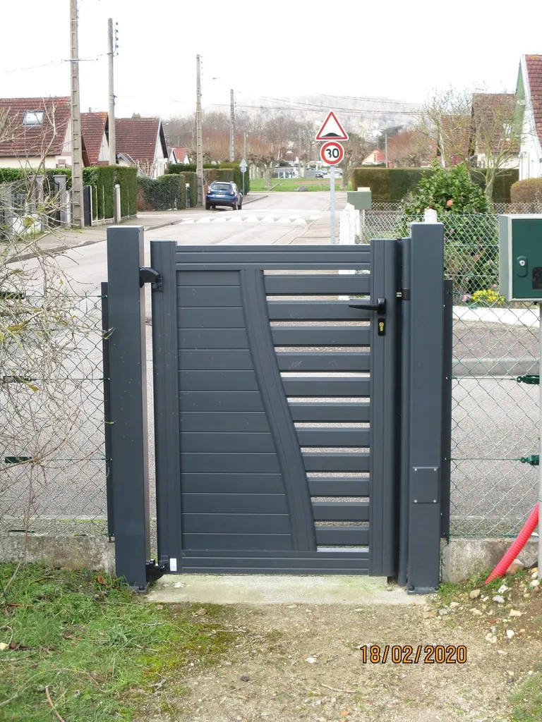 Installation de Portillon en Aluminium Standard ou Sur-Mesure, pour l'Accès Piéton Sécurisé à Rouen et son Agglomération en Seine-Maritime 76
