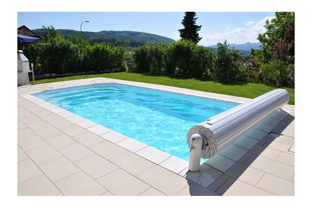 Pisciniste, constructeur de piscines coque avec un volet part un expert sur Parentis en Born et ses environs