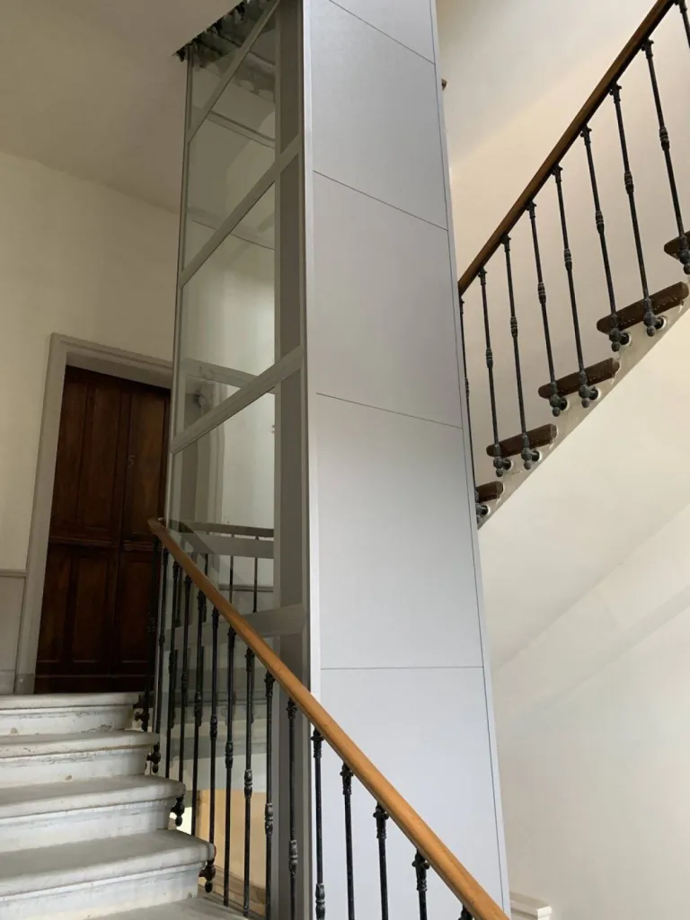 Installation d'un élévateur vertical NAMILIFT dans la lumière de l'escalier à Orange près d'Avignon réalisé par Oval'Access