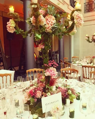 décoration de table dans lieu de réception haute de gamme