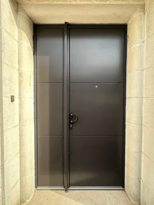 Porte d'entrée en bois de chez Pierret fabriquée sur mesure à Bordeaux